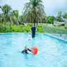 屋外プールで水遊び